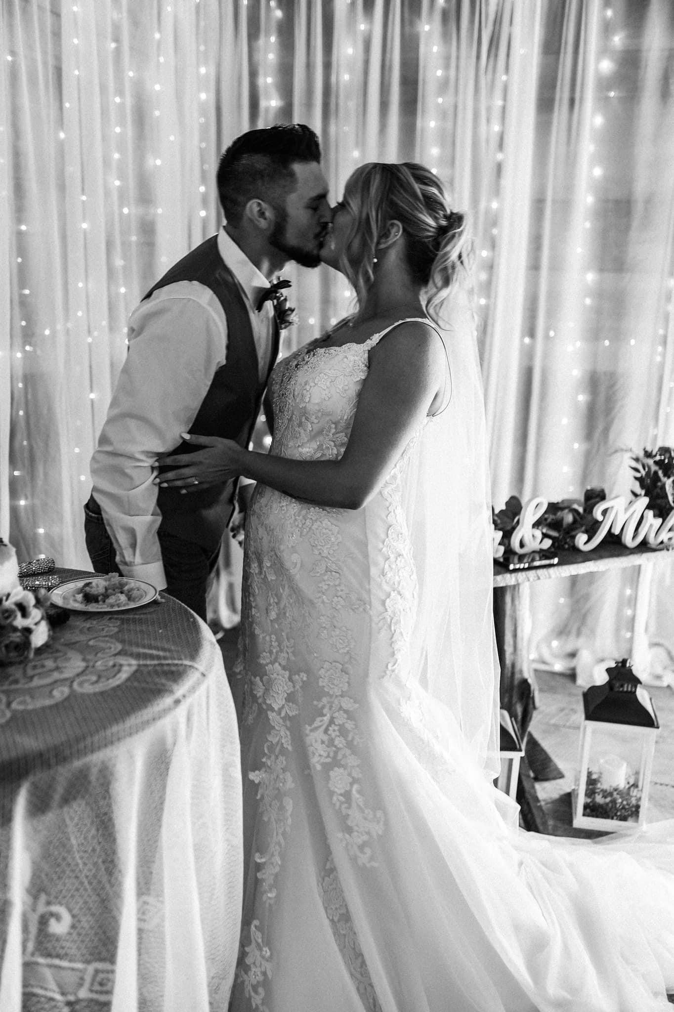 Couple kissing, black and white